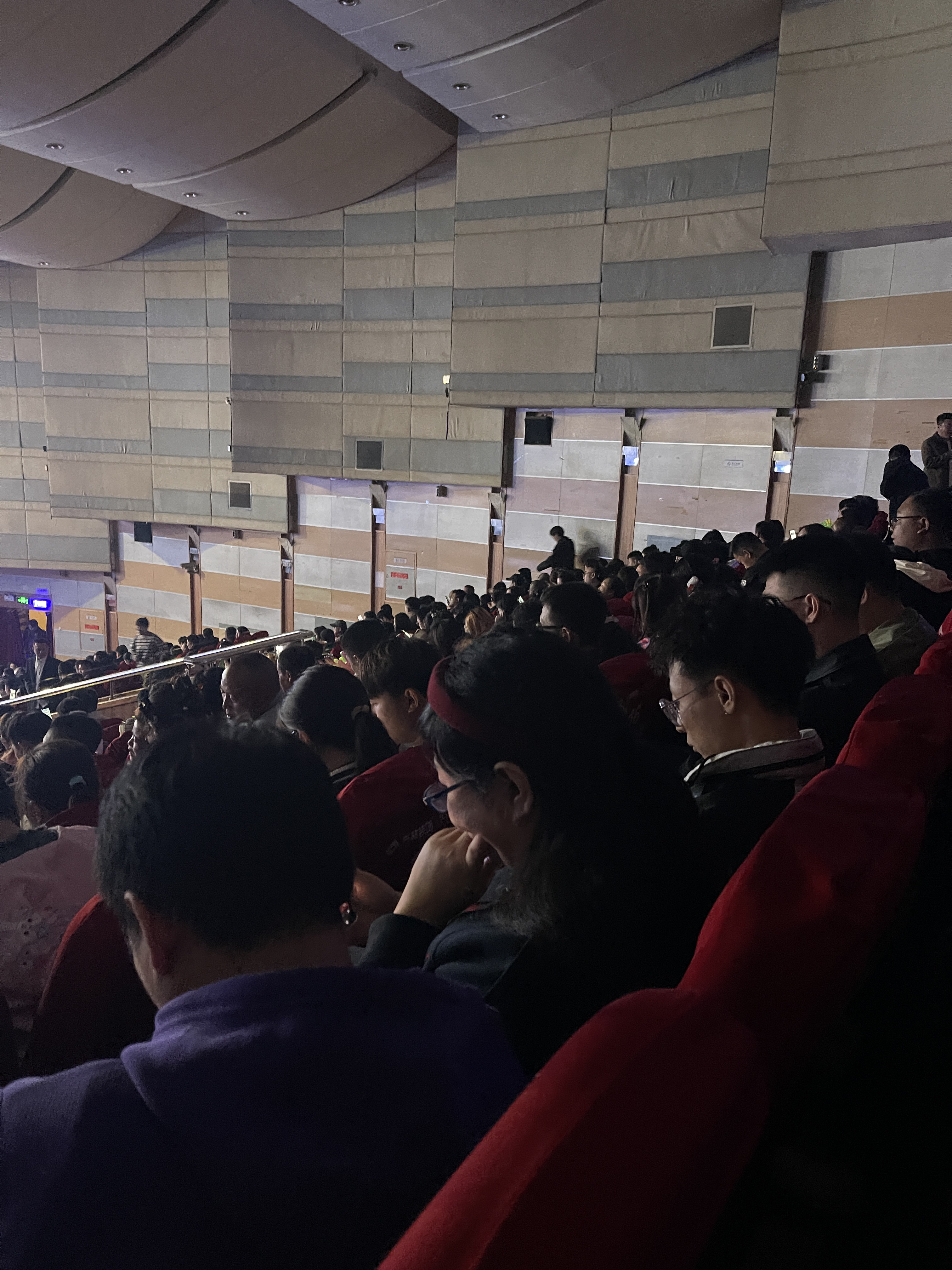 九游体育登录-观众欢呼雀跃，现场气氛热烈