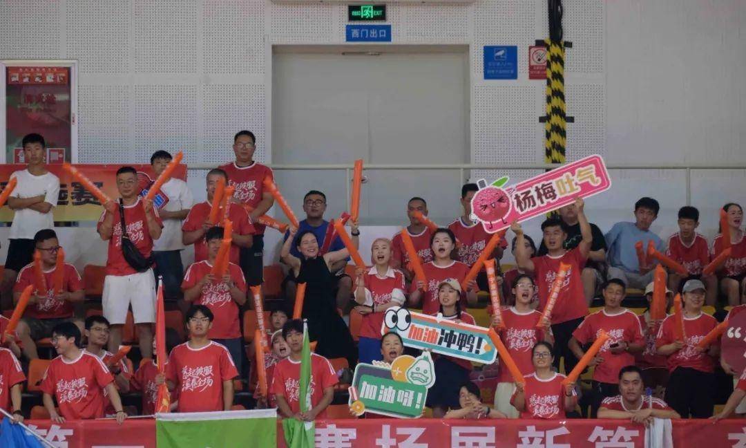 大批观众在比赛中聚集为自己加油