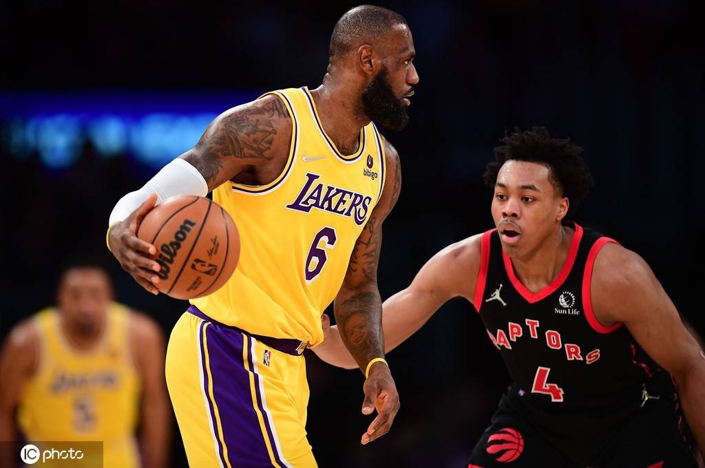 骑士逆转猛龙，詹皇单场砍45分