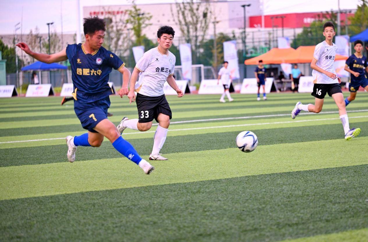 足球联赛的激烈程度渐趋白热化，备受瞩目的简单介绍