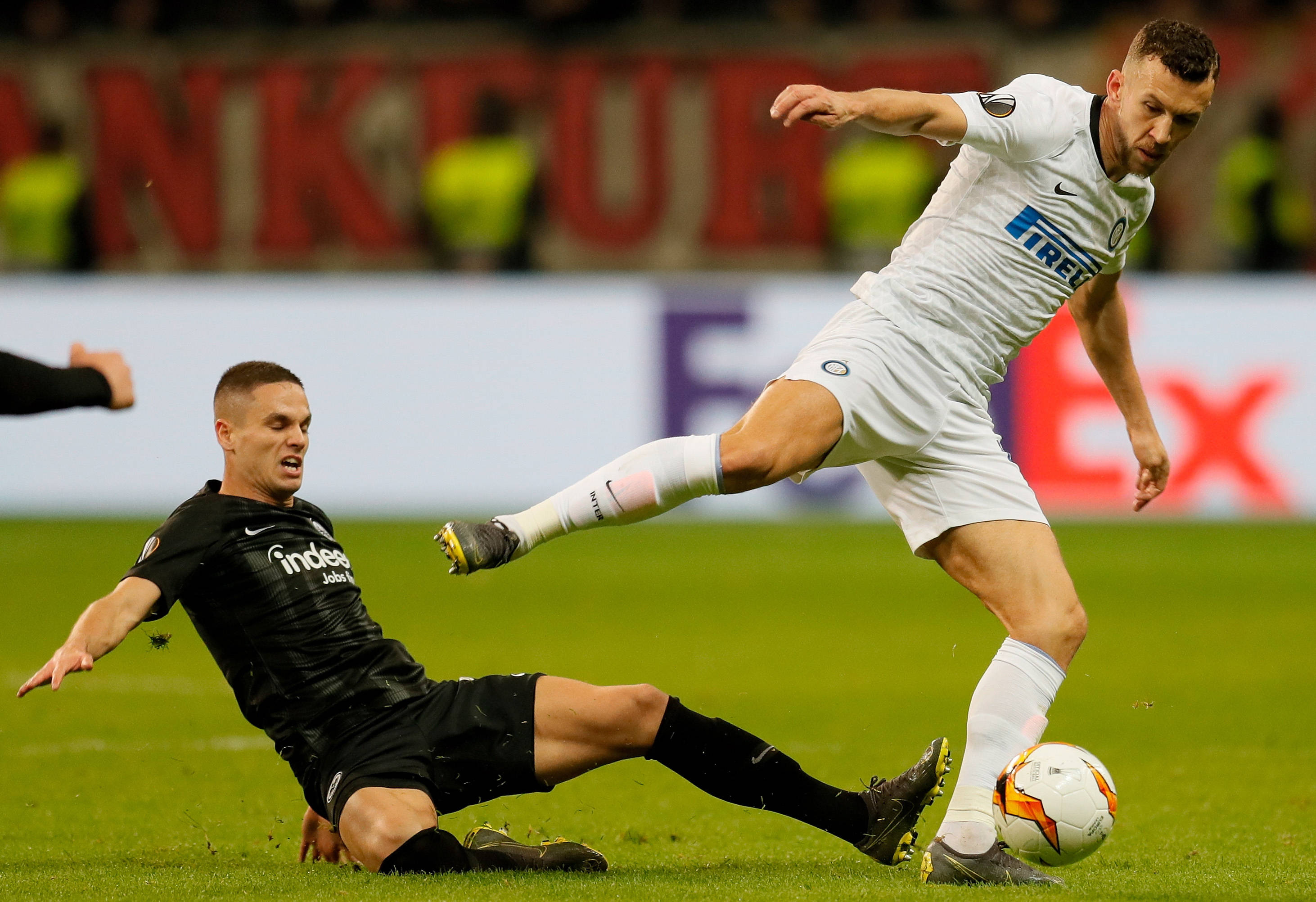 球员个人表现抢眼，为球队赢得关键比赛的简单介绍